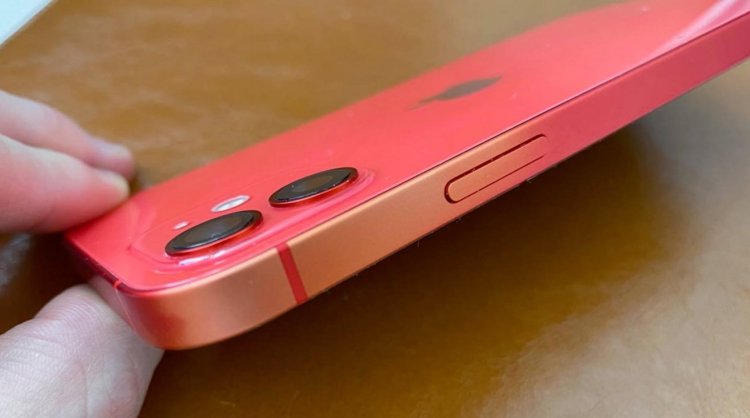 Warna memudar dari beberapa casing aluminium iPhone 12
